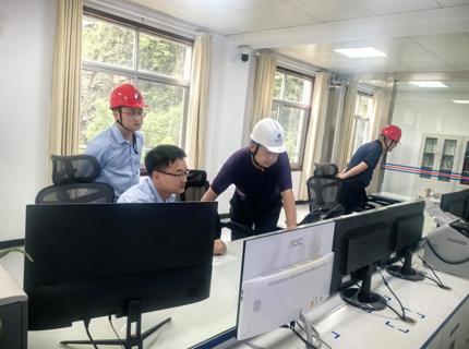 公司领导在防汛一线轮流带班值守