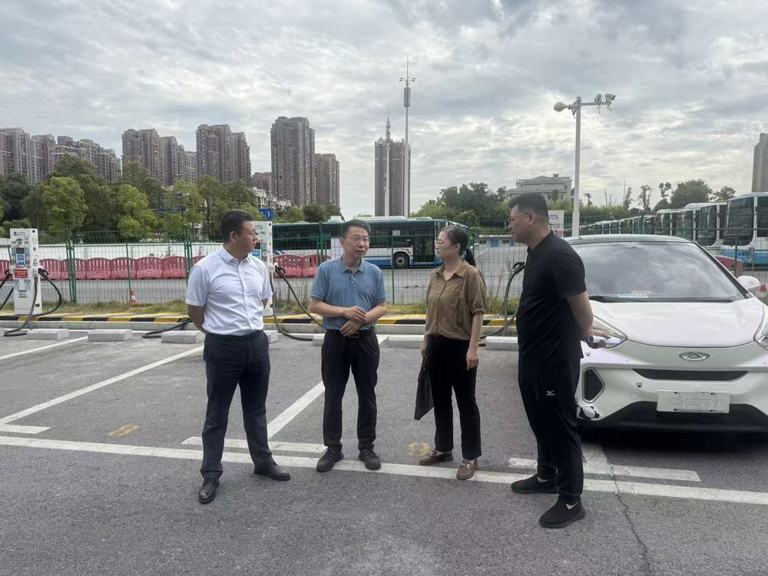 徐磊调研公司电动汽车充电站